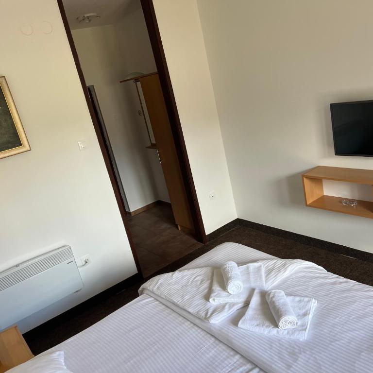 Jazina Hotel - Dvokrevetna Soba sa Bračnim Krevetom i Balkonom - 6