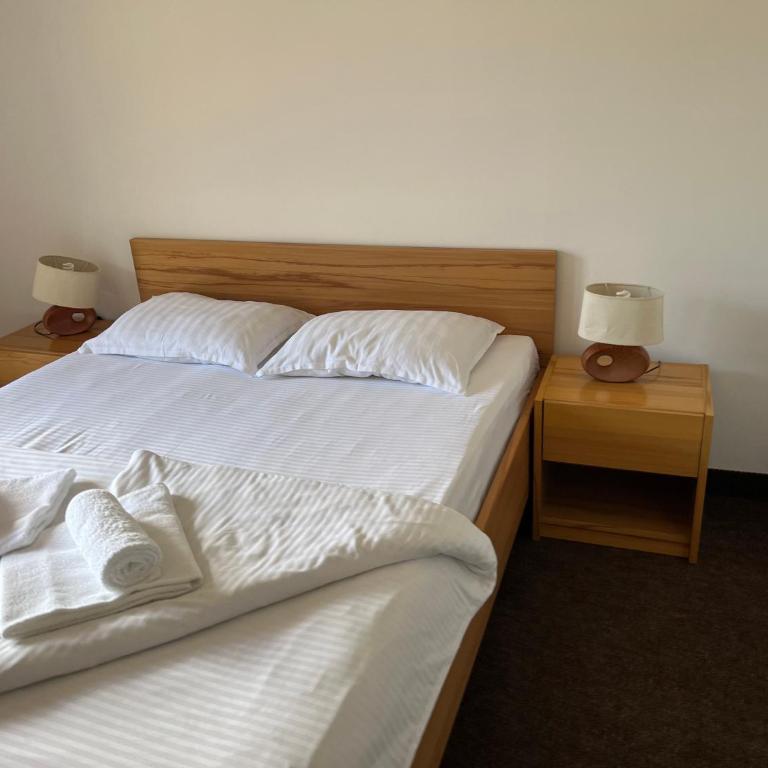 Jazina Hotel - Dvokrevetna Soba sa Bračnim Krevetom i Pogledom na Jezero - 2