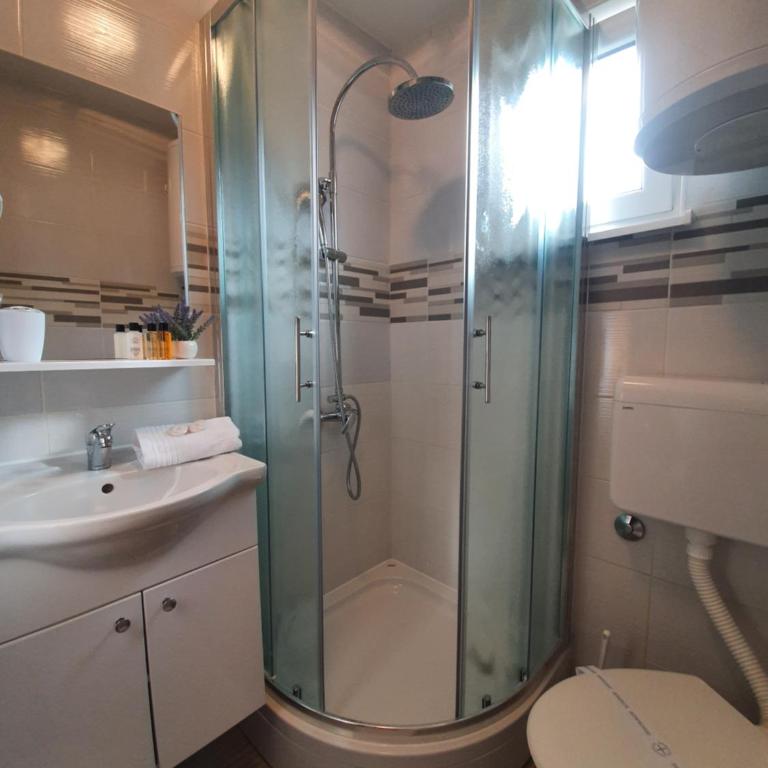 La Reina Una - Two-Bedroom House - 4