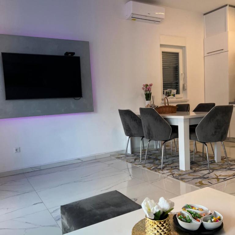River Luxury House - Three-Bedroom Villa - 14