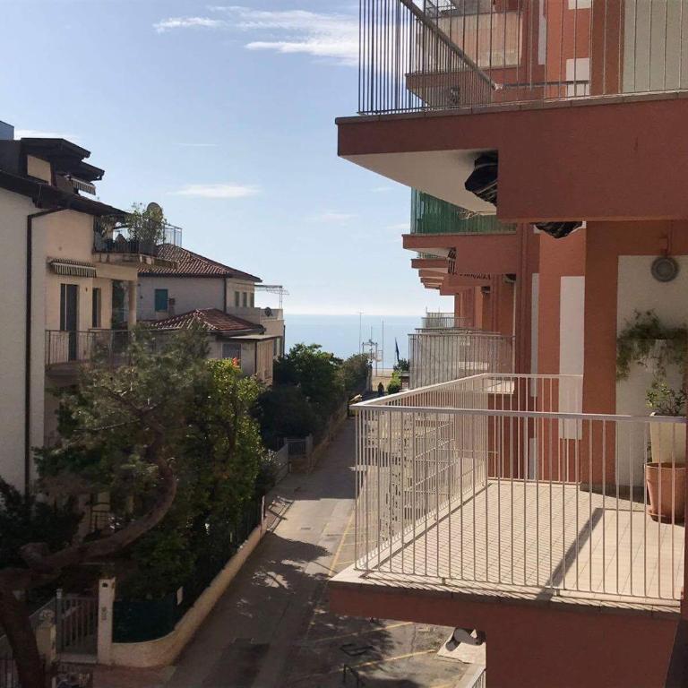 LCC - Centralissimo - 100 mt da Piazza Mazzini - 50 mt dal mare - Immobil Relax - Appartamento con 2 Camere da Letto - 5