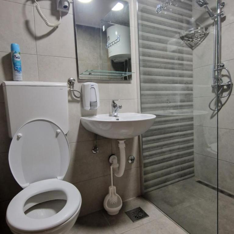 Montenegro Hostel 4U - Single Bed in 10-Bed Dormitory Room - 3
