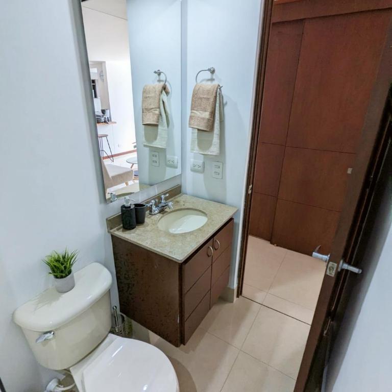 Apartamento Completo Poblado - Ubicacion Central con Parqueadero - Two-Bedroom Apartment - 12