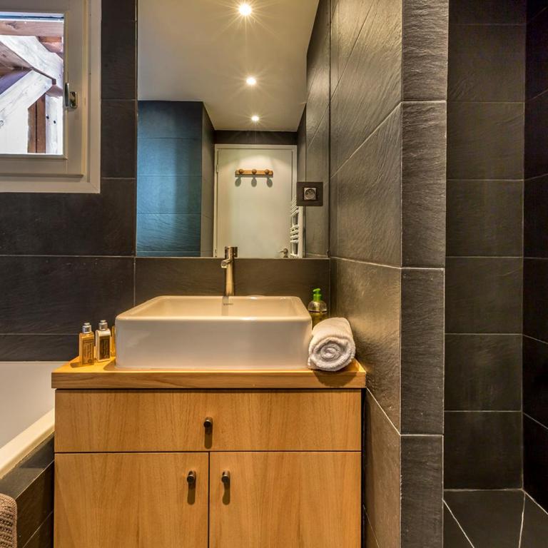 Appartement duplex haut de gamme avec cheminée au cœur de Val-d'Isère, proche des pistes et commodités - FR-1-694-104 - Appartement - 13