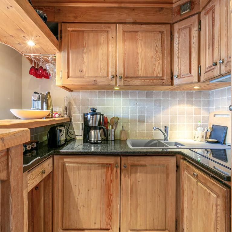 Appartement élégant avec cheminée et balcon, aux pieds des pistes et au cœur de Val-d'Isère - FR-1-694-138 - Appartement - 10