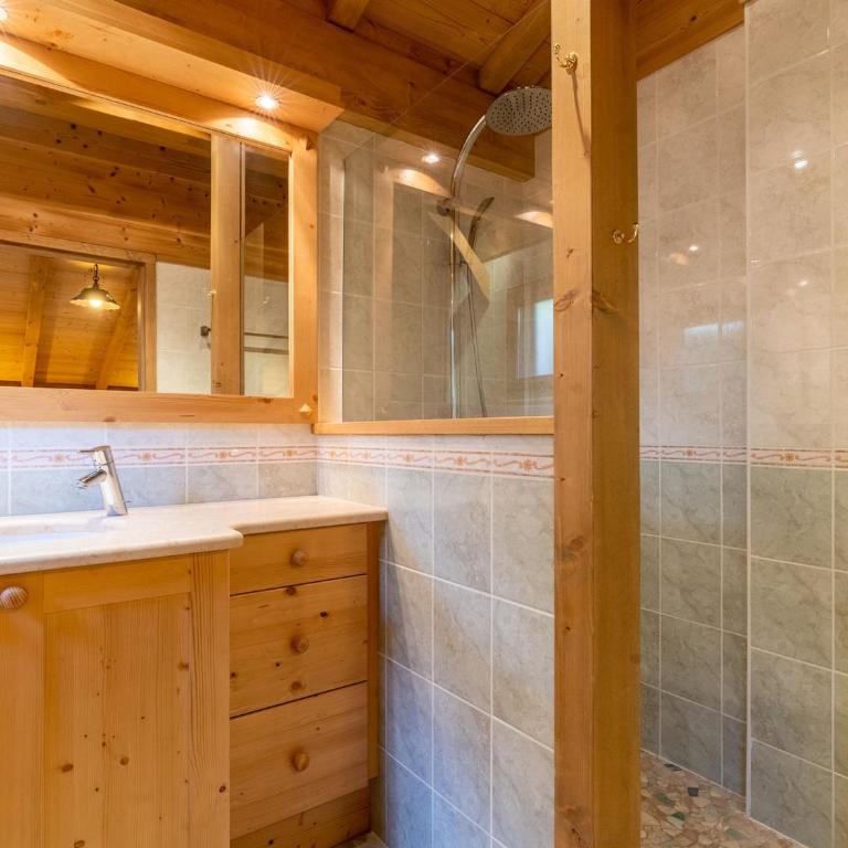 Chalet mitoyen 3 étoiles à La Clusaz, 500m des pistes, 10 pers, terrasse, cheminée, garage, WiFi - FR-1-459-186 - Chalet - 5