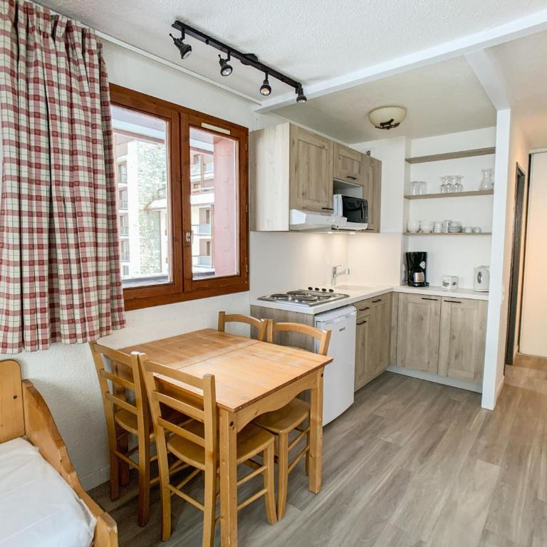 Appartement spacieux ski aux pieds avec balcon pour 6 personnes - FR-1-502-289 - Apartment - 8
