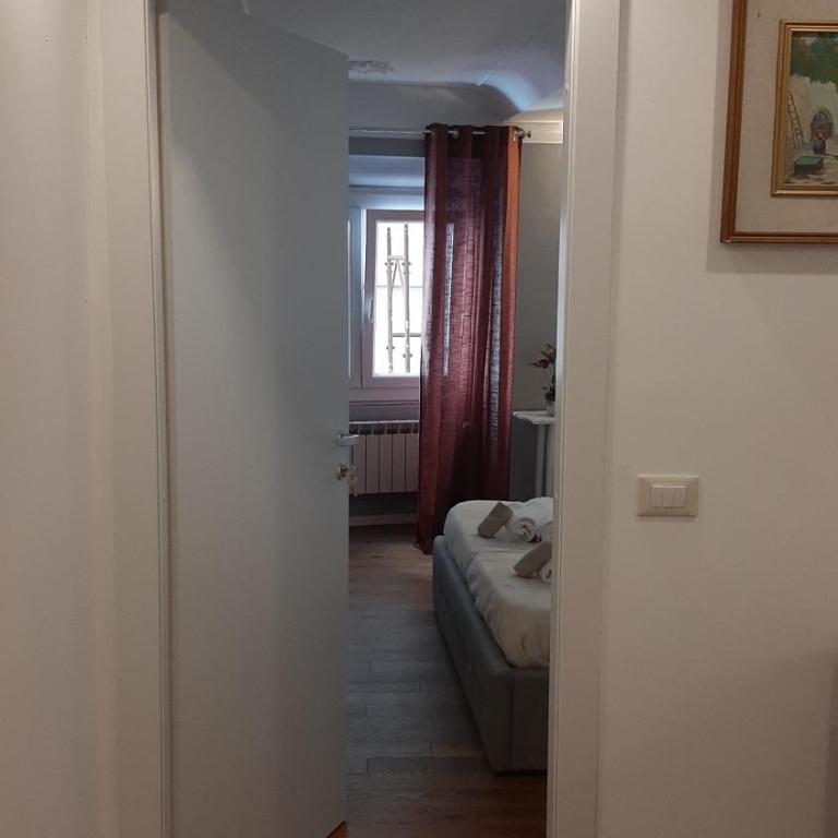 B&B Italian Guest Genova - Camera Matrimoniale Standard con Bagno in Comune - 16