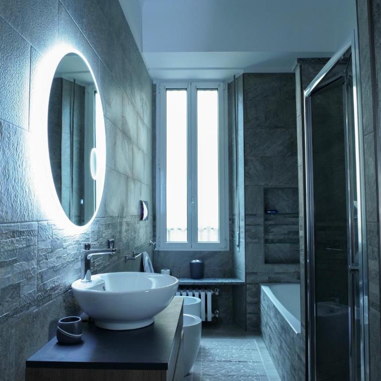 Wonderful downtown apartment-HD NETFLIX, KING-SIZE BED, two minutes' walk from metro - Appartamento Deluxe - 2