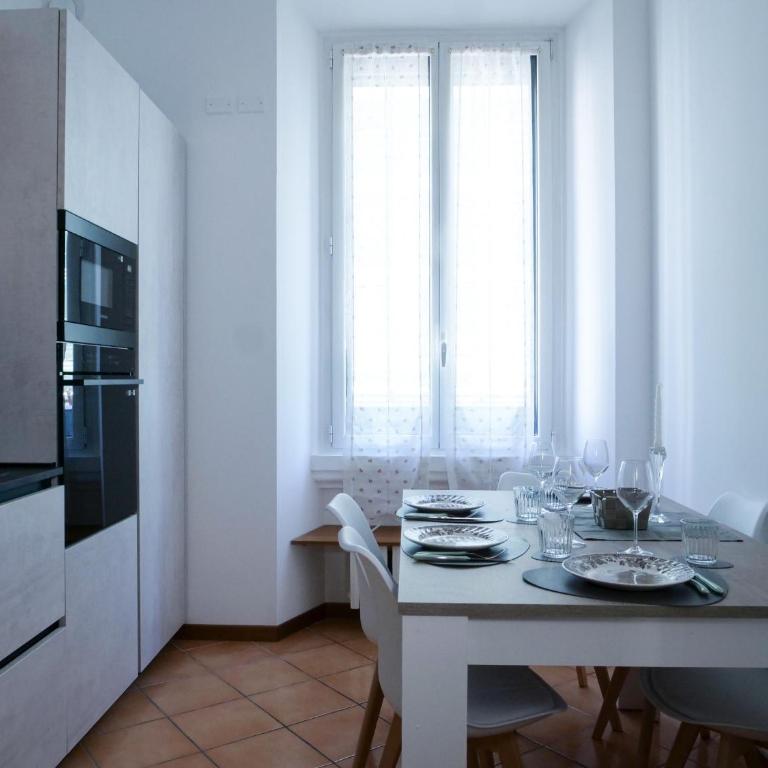 Wonderful downtown apartment-HD NETFLIX, KING-SIZE BED, two minutes' walk from metro - Appartamento Deluxe - 5
