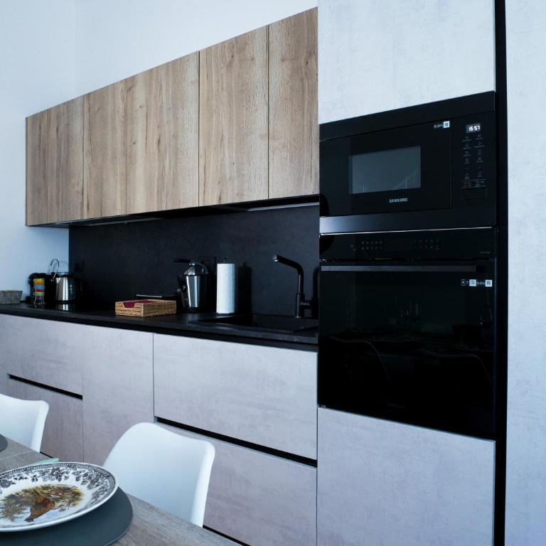 Wonderful downtown apartment-HD NETFLIX, KING-SIZE BED, two minutes' walk from metro - Appartamento Deluxe - 12