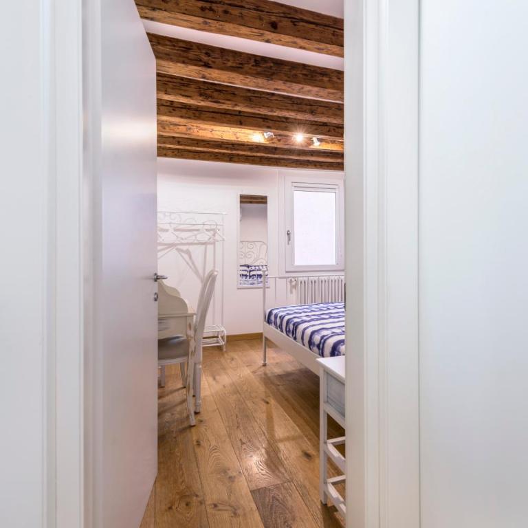 Ca Bibi, Guest House Close the Grand Canal - Camera Matrimoniale Standard con Bagno in Comune - 10