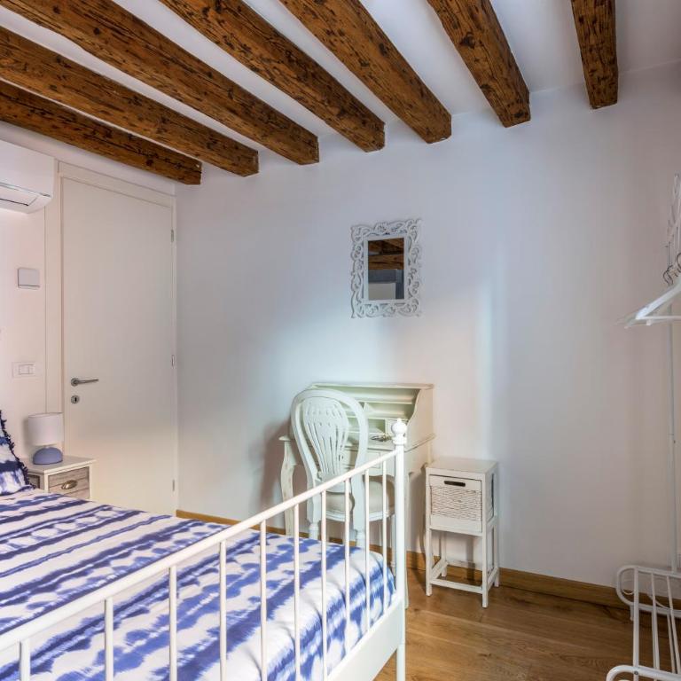 Ca Bibi, Guest House Close the Grand Canal - Camera Matrimoniale Standard con Bagno in Comune - 1