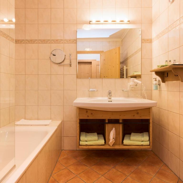 Hotel Brunnenhof - Deluxe Doppelzimmer (2 Erwachsene & 1 Kind) - 2