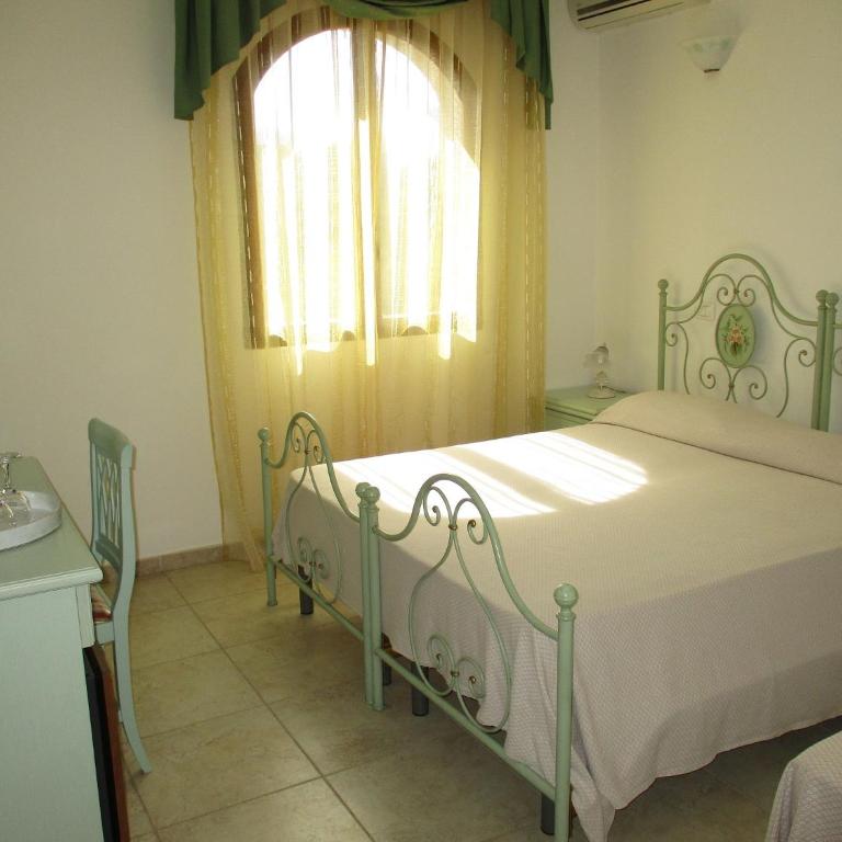 Villa Margherita Suite & charme - Camera Matrimoniale/Doppia con Letti Singoli (2 Adulti + 1 Bambino) - 3