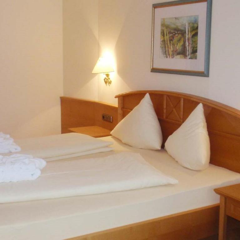 Hotel Christina - Ihr kleinstes 4* Hotel am Achensee - Deluxe Doppelzimmer mit seitlichem Seeblick - 1