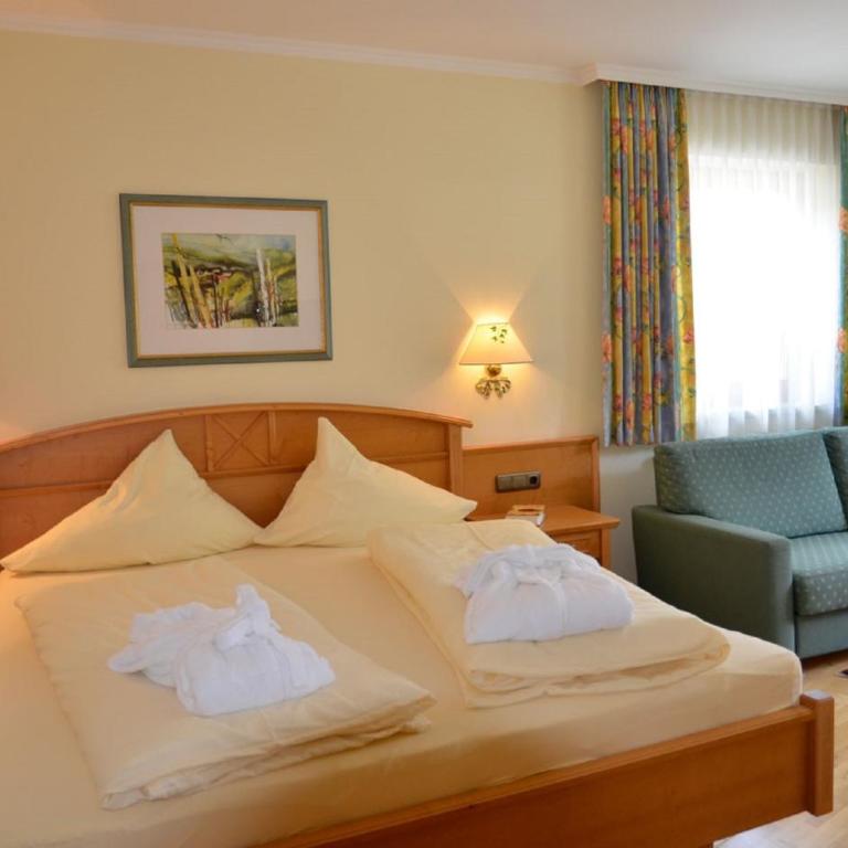 Hotel Christina - Ihr kleinstes 4* Hotel am Achensee - Deluxe Doppelzimmer mit seitlichem Seeblick - 2