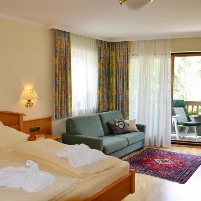 Hotel Christina - Ihr kleinstes 4* Hotel am Achensee - Deluxe Doppelzimmer mit seitlichem Seeblick - 4