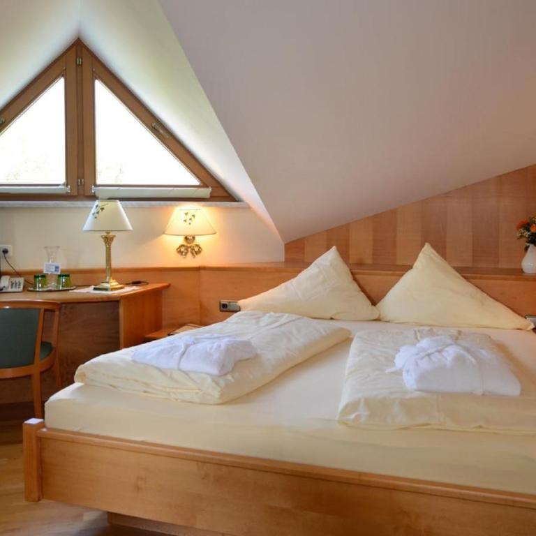 Hotel Christina - Ihr kleinstes 4* Hotel am Achensee - Doppelzimmer mit Bergblick - 1