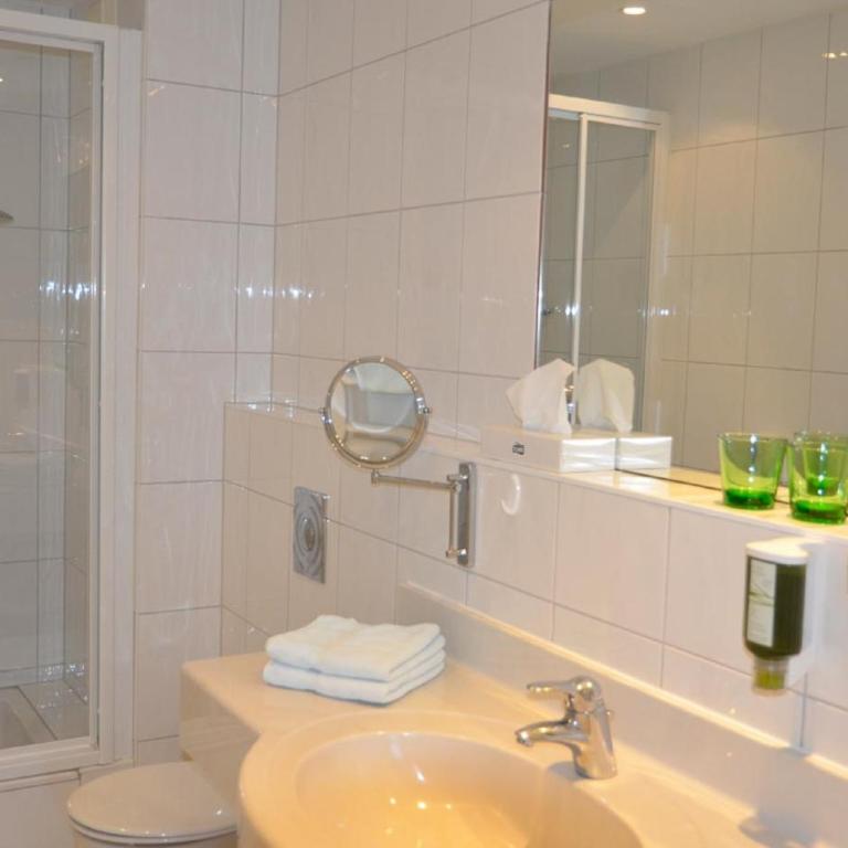 Hotel Christina - Ihr kleinstes 4* Hotel am Achensee - Deluxe Doppelzimmer mit Balkon und Seeblick - 1