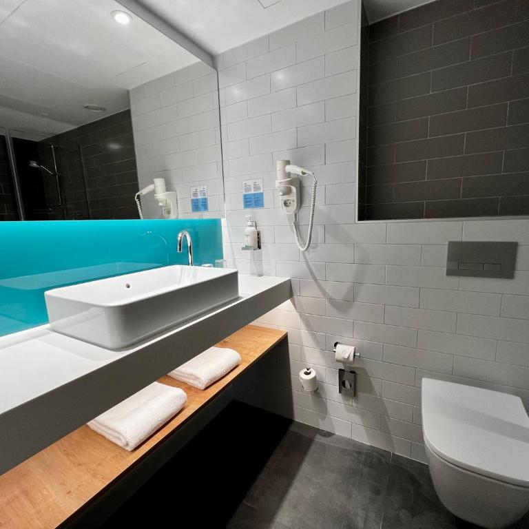 Holiday Inn Express - Madrid - Airport by IHG - Standard Queen Room - Free Breakfast - 17