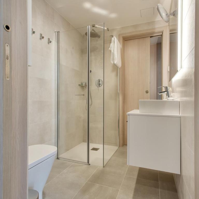 Calm Apartments - Two-Bedroom Deluxe Apartment - 15