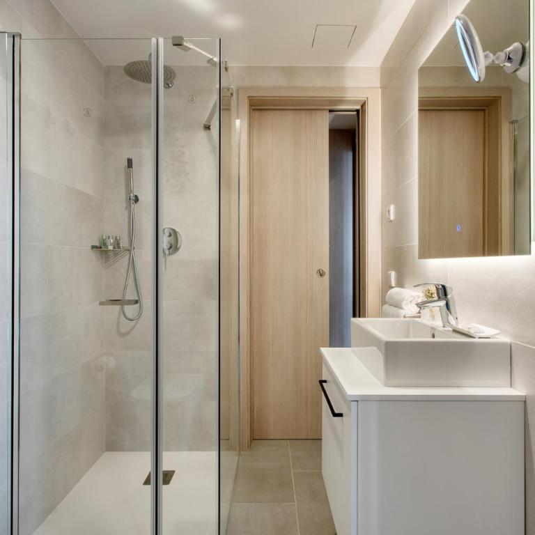 Calm Apartments - Two-Bedroom Deluxe Apartment - 13