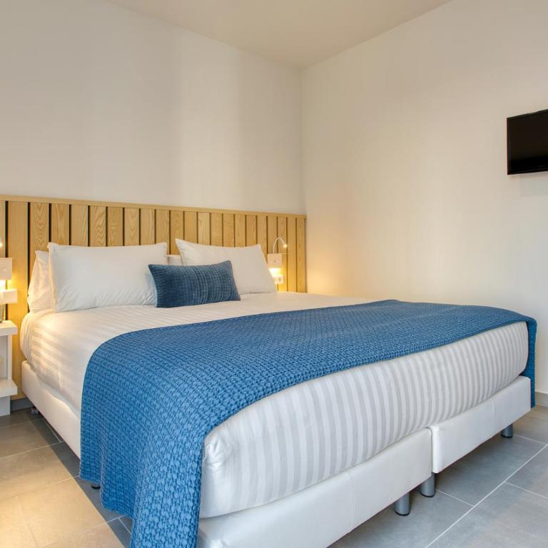 Calm Apartments - Two-Bedroom Deluxe Apartment - 9