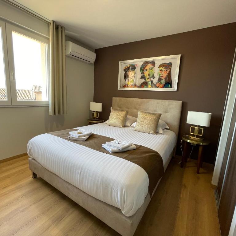 YVES SAINT LAURENT/ COCO CHANEL - Appartamento con 1 Camera da Letto - 4