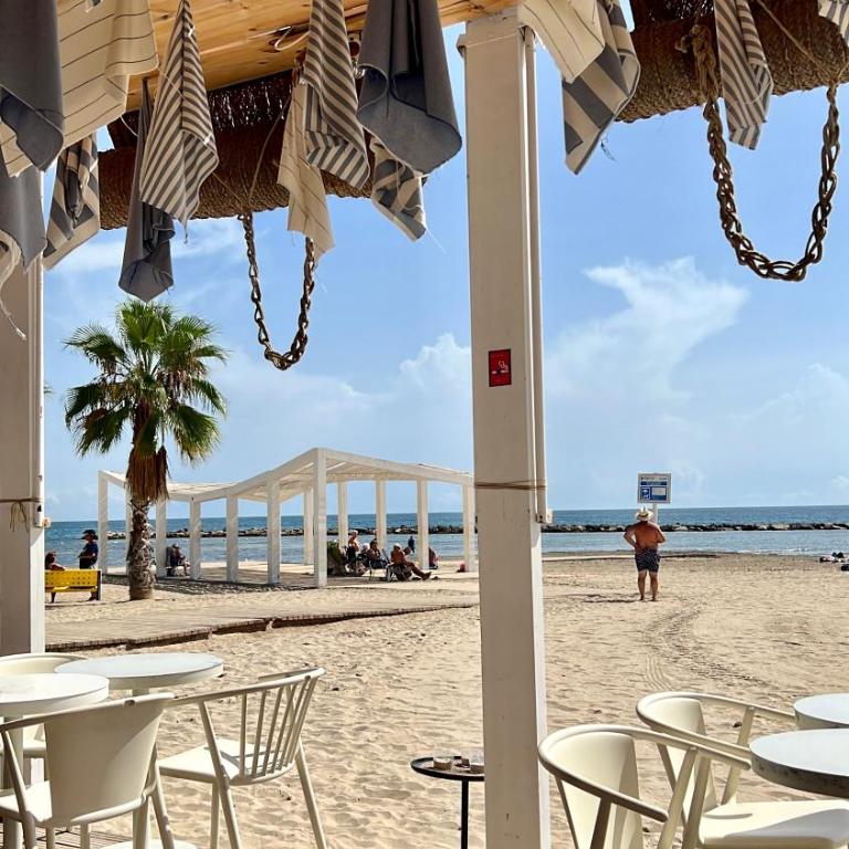 Stylish 1-Bed Apt, Walk to Beach & Amenities - One-Bedroom Apartment - 25