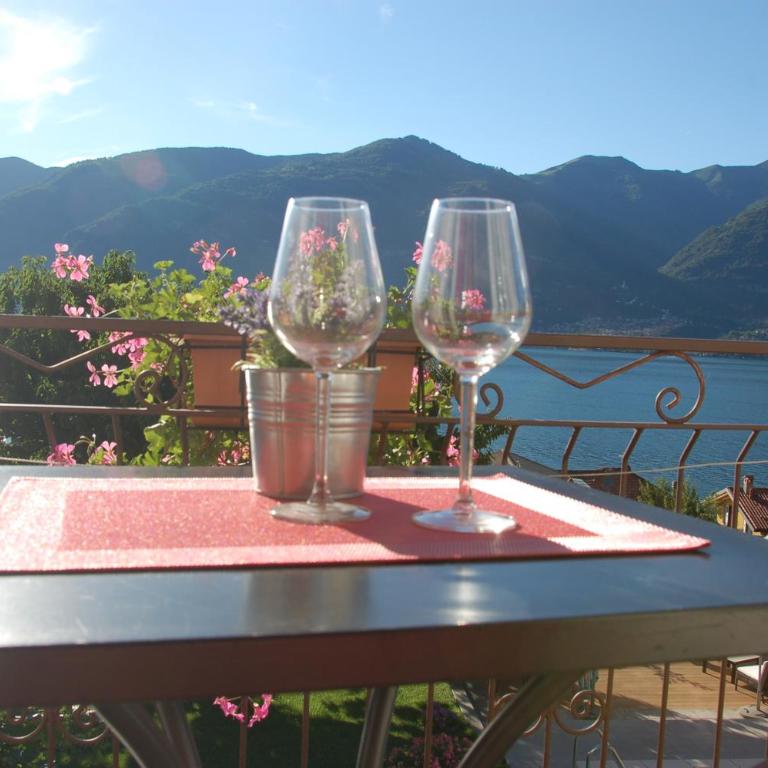 B&B Cherry En Rose - Camera Matrimoniale con Vista Lago - 1