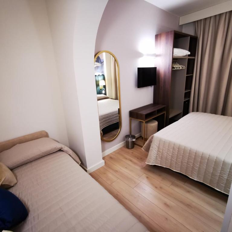 Hotel Balcony - Triple Room - 3