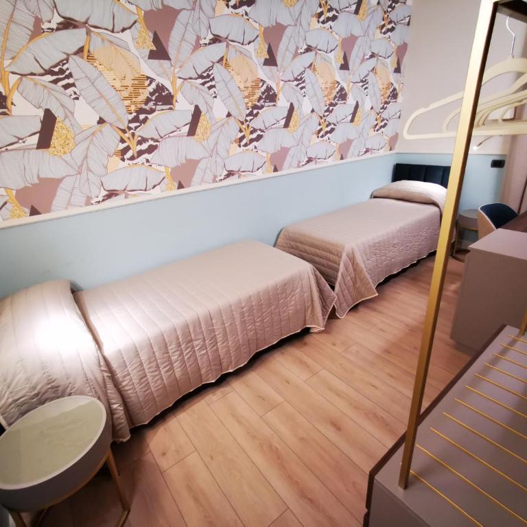 Hotel Balcony - Twin Room - 5