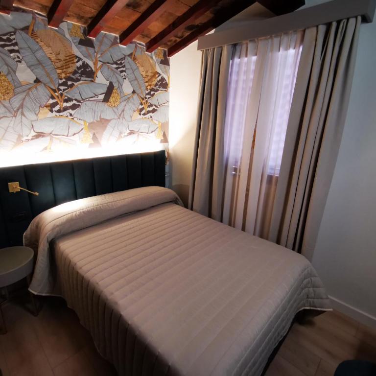 Hotel Balcony - Small Double Room - 5