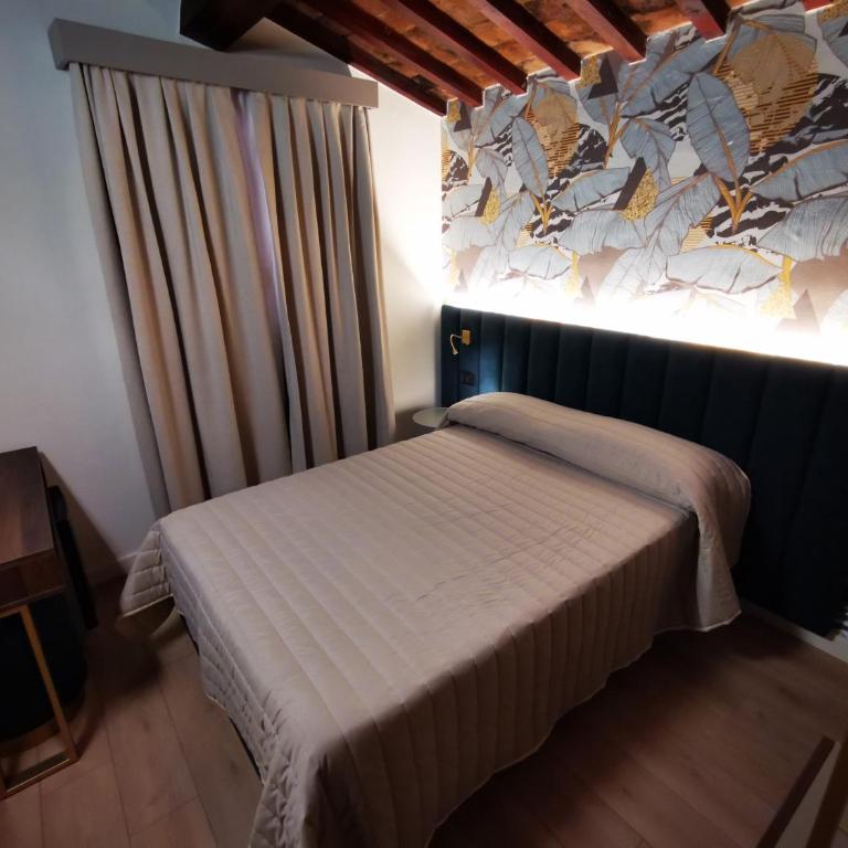 Hotel Balcony - Small Double Room - 3