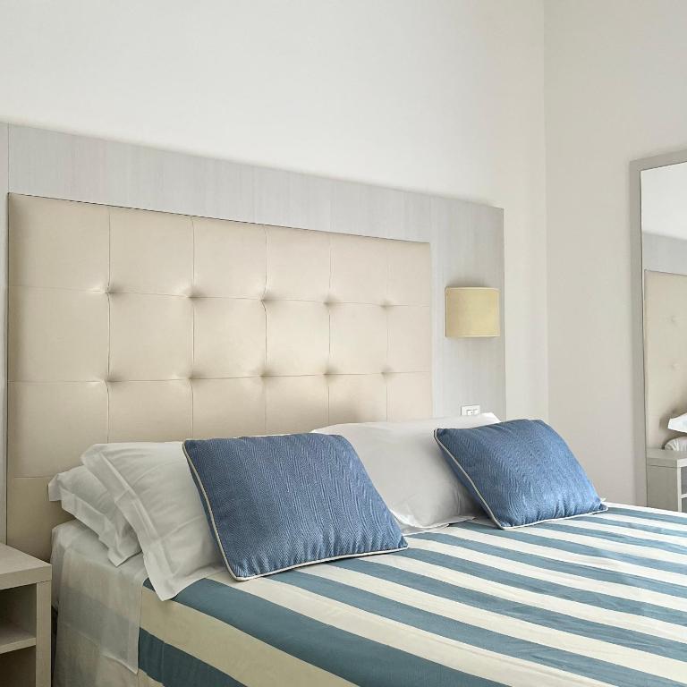 Albergo Degli Amici - Camera Matrimoniale/Doppia con Letti Singoli con Vista Mare - 1