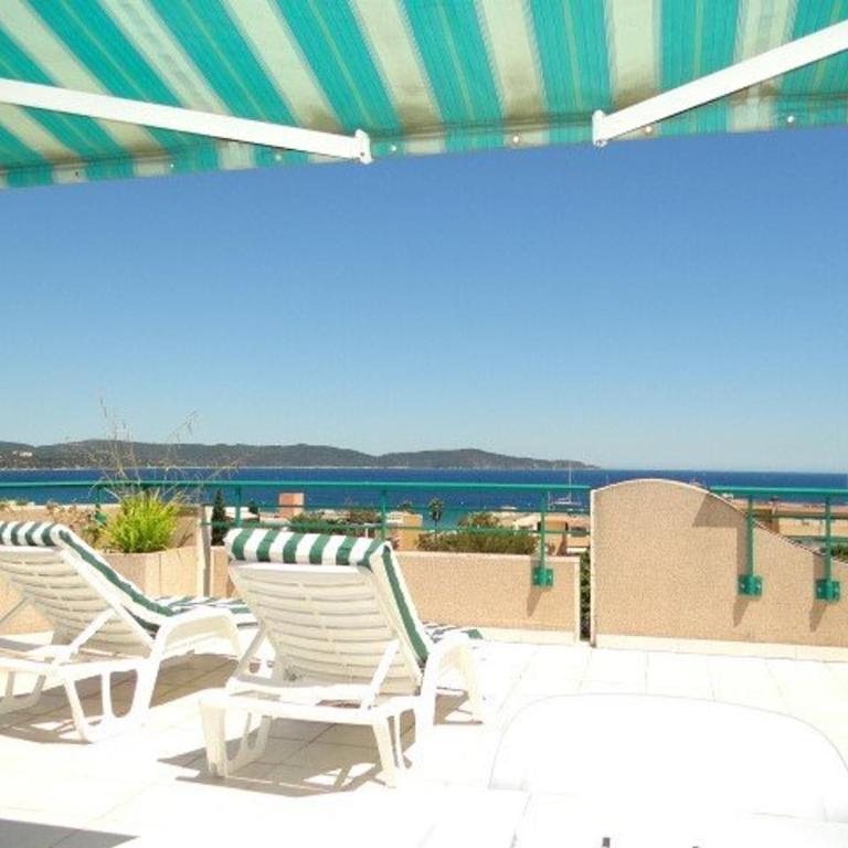 Superbe villa avec immense terrasse et vue sur mer, à 200m des plages - 2 chambres climatisées - FR-1-100-172 - Apartment - 3