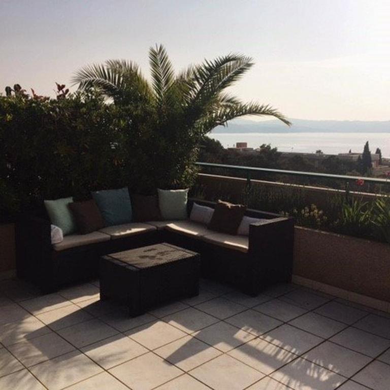 Superbe villa avec immense terrasse et vue sur mer, à 200m des plages - 2 chambres climatisées - FR-1-100-172 - Apartment - 5