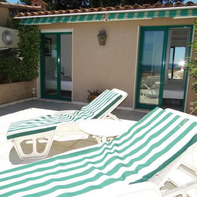 Superbe villa avec immense terrasse et vue sur mer, à 200m des plages - 2 chambres climatisées - FR-1-100-172 - Apartment - 6