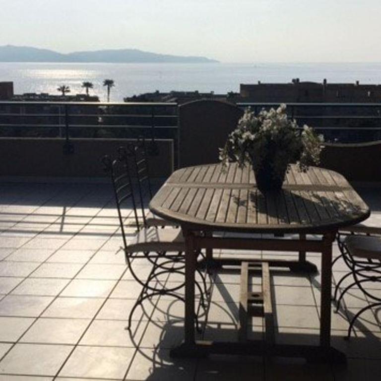 Superbe villa avec immense terrasse et vue sur mer, à 200m des plages - 2 chambres climatisées - FR-1-100-172 - Apartment - 7