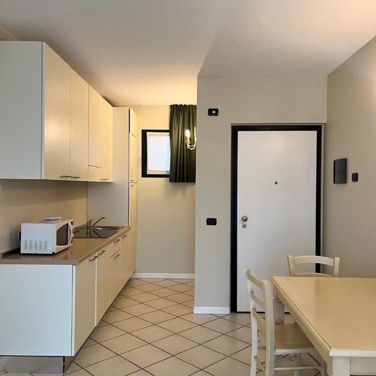 Le Terrazze sul Lago Hotel & Residence - Family Room with Terrace - 1