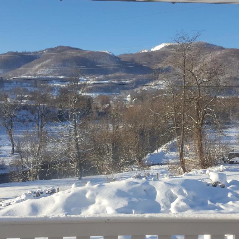 Snow White Chalet- Mountain Retreat in Kolašin - Kuća sa 2 Spavaće Sobe - 32
