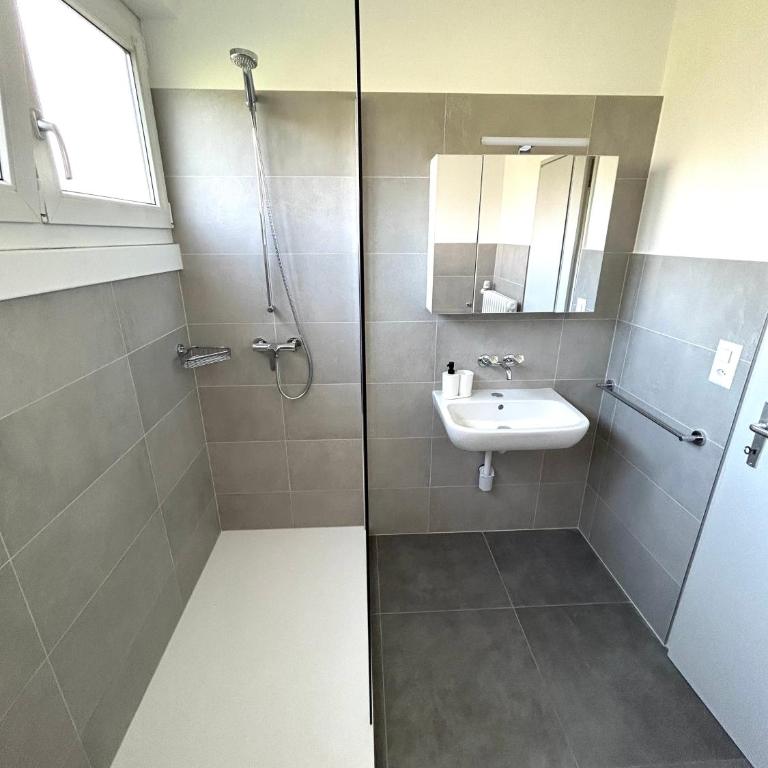 Central & Renovated Apartment - Near Train Station & City Center - Appartamento con 1 Camera da Letto - 8