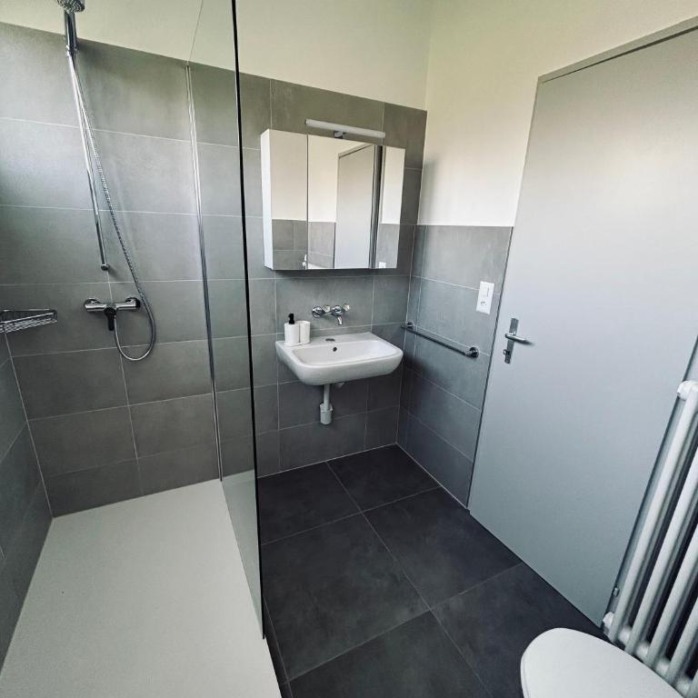Central & Renovated Apartment - Near Train Station & City Center - Appartamento con 1 Camera da Letto - 15