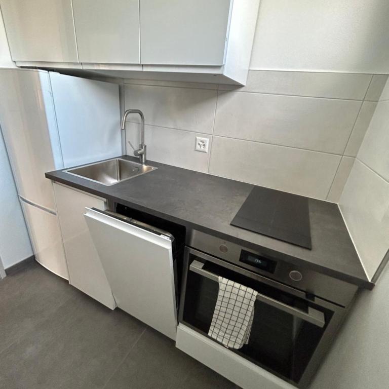 Central & Renovated Apartment - Near Train Station & City Center - Appartamento con 1 Camera da Letto - 17