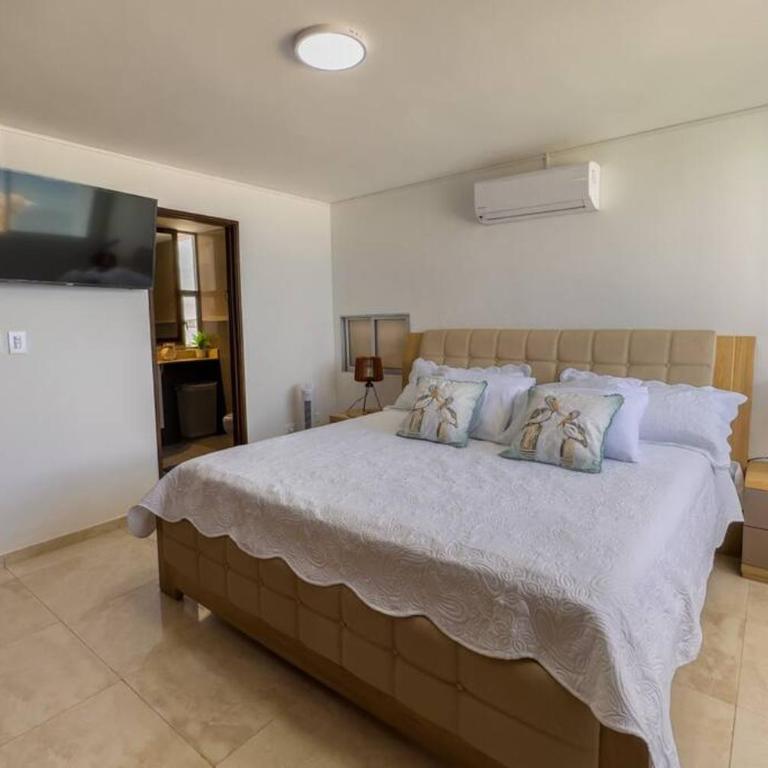 Cartagena's Sunset Beachfront Paraiso - Three-Bedroom Apartment - 25