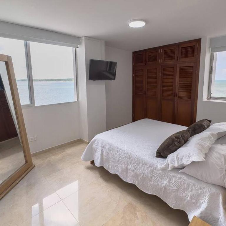 Cartagena's Sunset Beachfront Paraiso - Three-Bedroom Apartment - 34