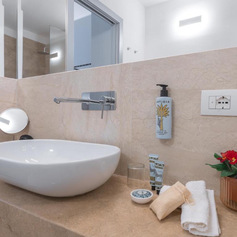 Archè Design Rooms and Suites - Suite with Private Pool - 4