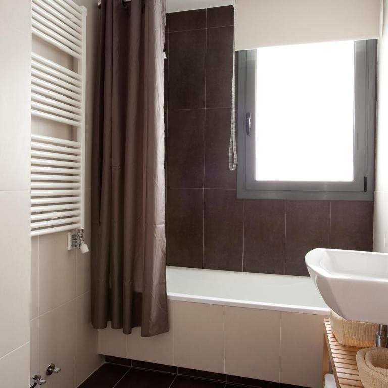 AB Gracia Sant Salvador - Two-Bedroom Apartment with Balcony - 10