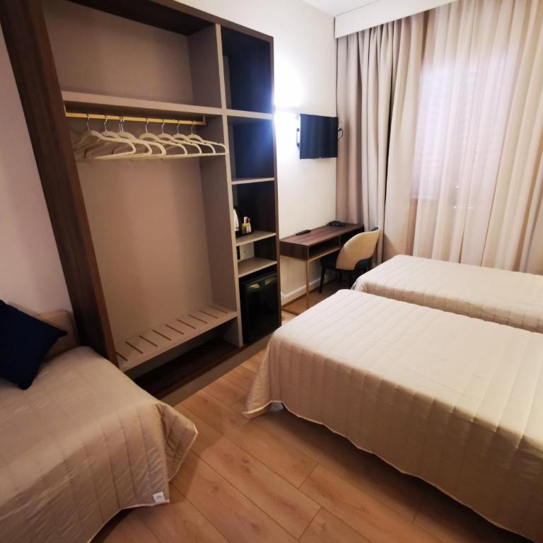 Hotel Balcony - Triple Room - 4